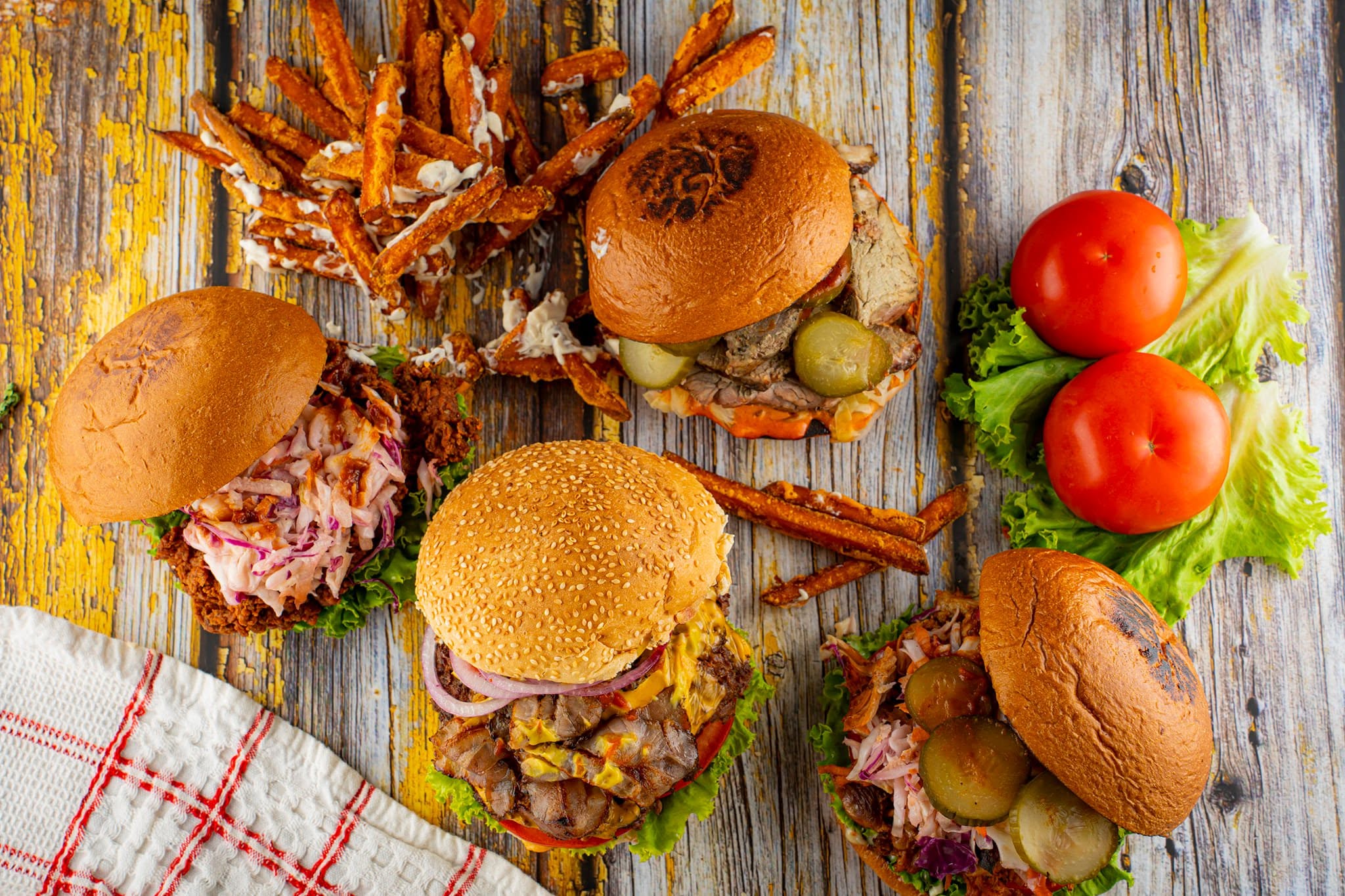 Holy Smoke: American-style BBQ και smash burgers